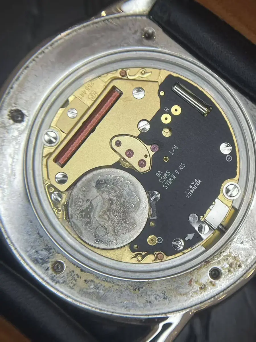 拆除电池前的石英机芯整体