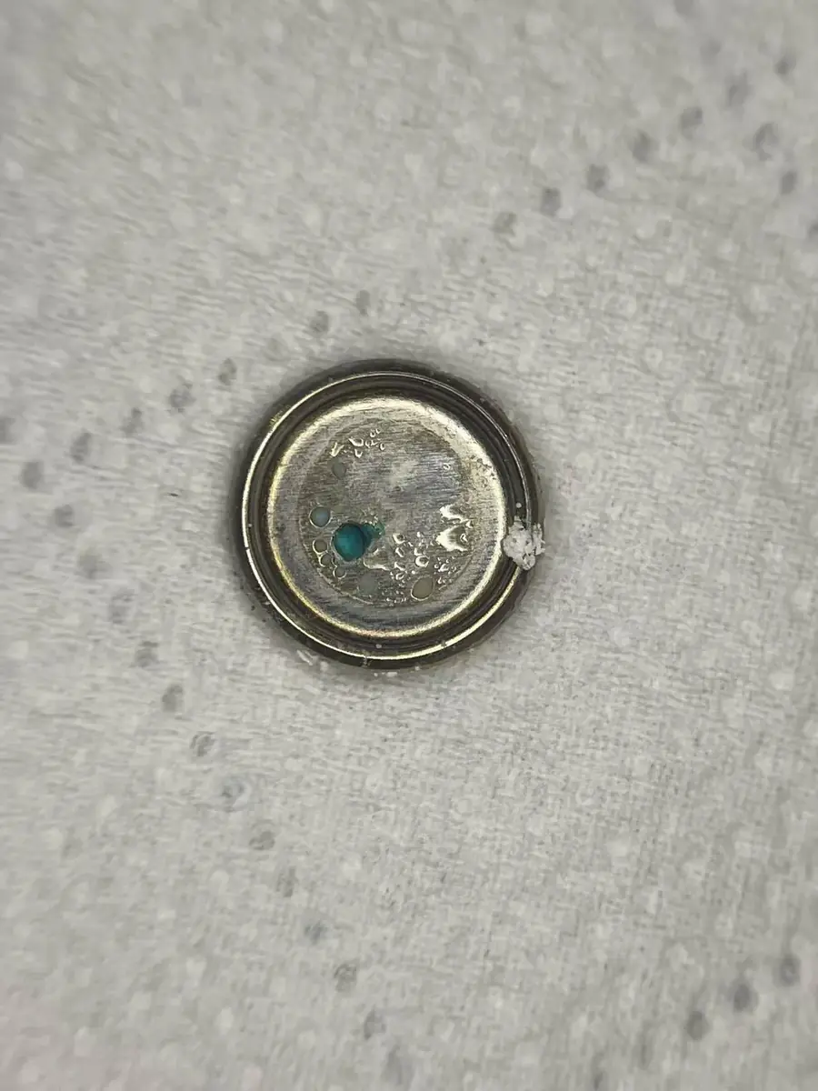 拆下的漏液旧电池正面